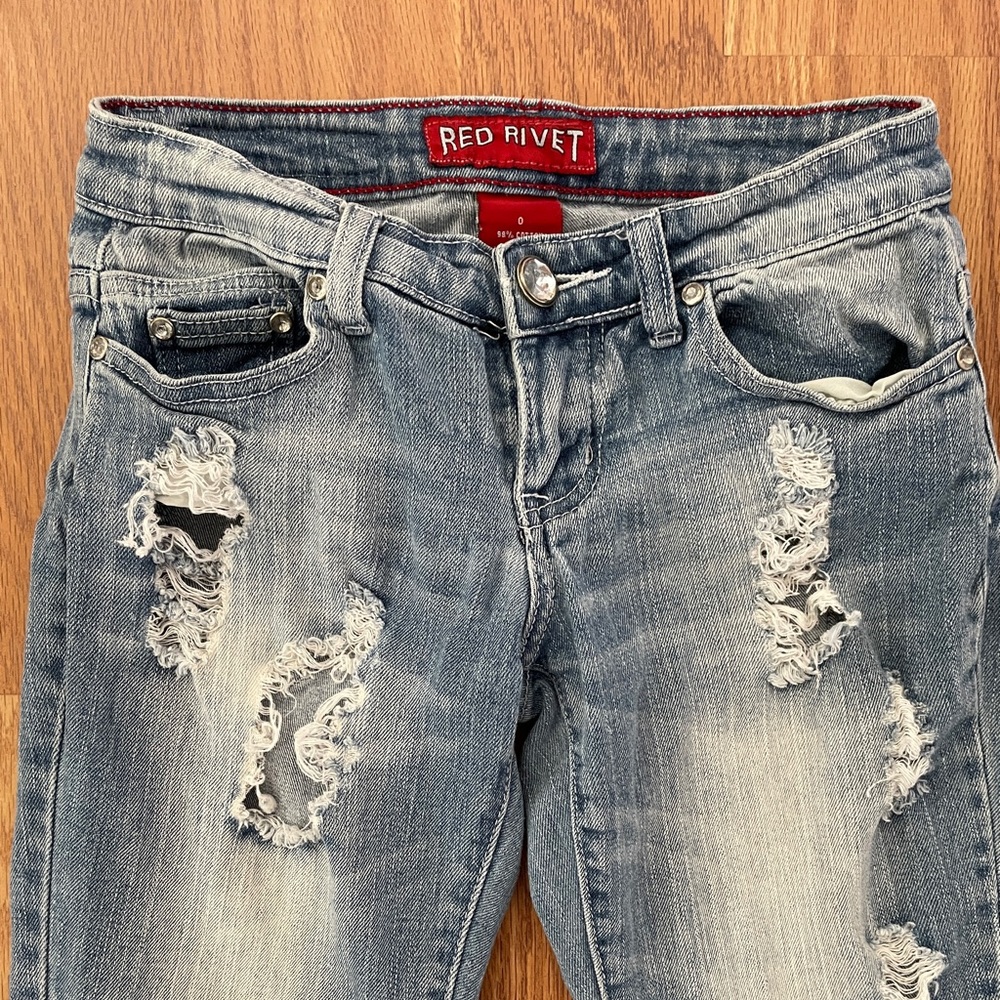 RED RIVET Low Rise DISTRESSED Cropped JEANS With Rhinestone Buttons Size 0 - Picture 5 of 12